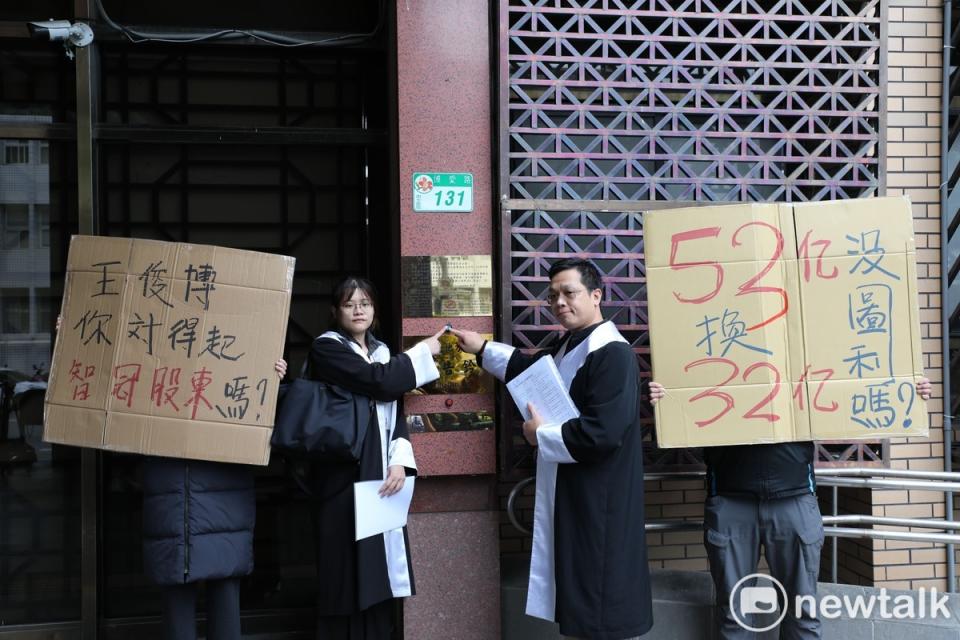 小股東委由律師4日到台北地檢署，控告智冠董事長王俊博等人涉犯證券交易法特別背信等罪。   圖：蔡幸秀/攝