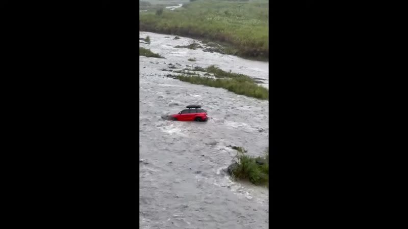 ▲宜蘭山區大豪雨造成溪水暴漲，清水地熱公園有露營民眾受困溪床，還有一輛車被沖到河床上，幸好當時車上無人。（圖／翻攝自記者爆料網）