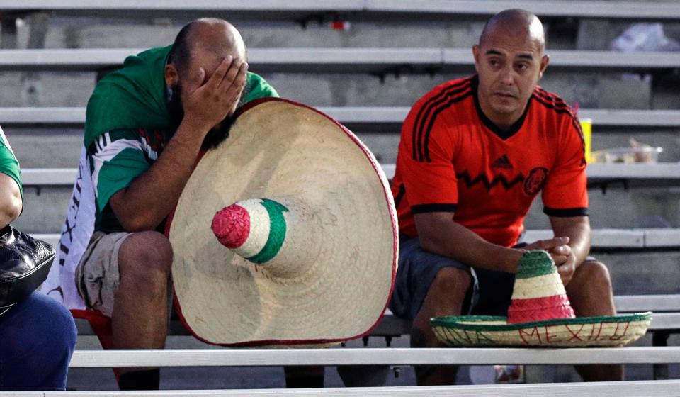 <p>Fans der mexikanischen Fußball-Nationalmannschaft zeigen sich nach der 0:1-Niederlage gegen Jamaika beim Halbfinale im CONCACAF Gold Cup im kalifornischen Pasadena enttäuscht. (Bild: AP Photo/Jae Hong) </p>