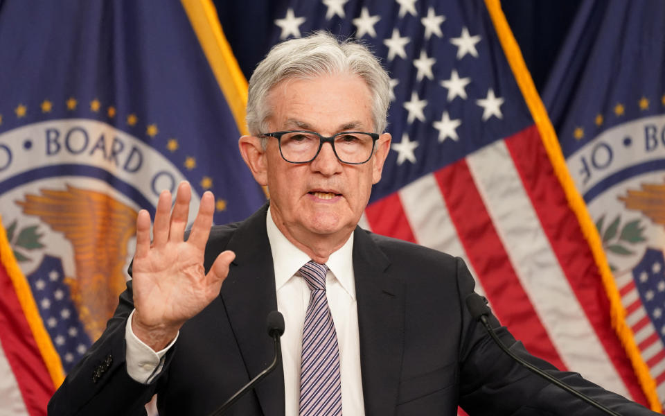 Il presidente della Federal Reserve Jerome Powell tiene una conferenza stampa dopo aver rilasciato la decisione politica della Fed statunitense sui tassi di interesse, a Washington, il 3 maggio 2023.  REUTERS/Kevin Lamarque