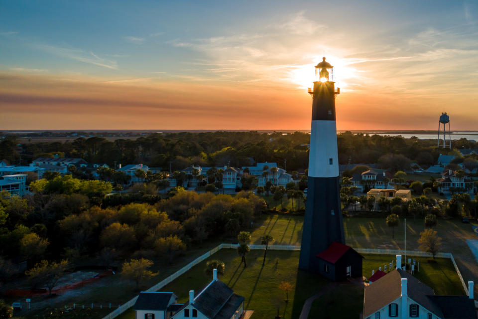 Vista aérea de la histórica Tybee Island Light, como se la conoce oficialmente, tomada al anochecer.