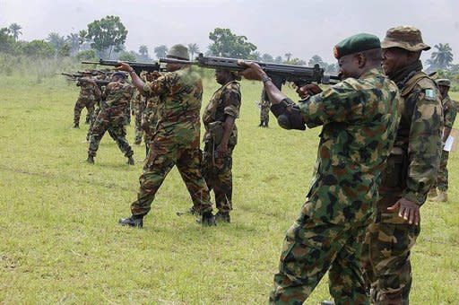 Soldados nigerianos se preparan para combatir a los rebeldes (EFE)