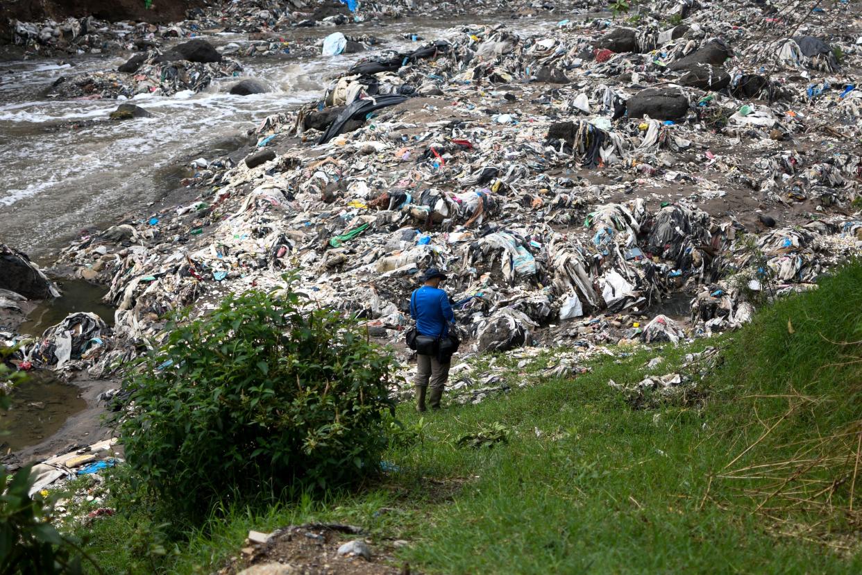 Una montaña de basura plástica en el río Las Vacas que se forma de las aguas del Motagua (Johan ORDONEZ / AFP) ( JOHAN ORDONEZ/AFP via Getty Images)
