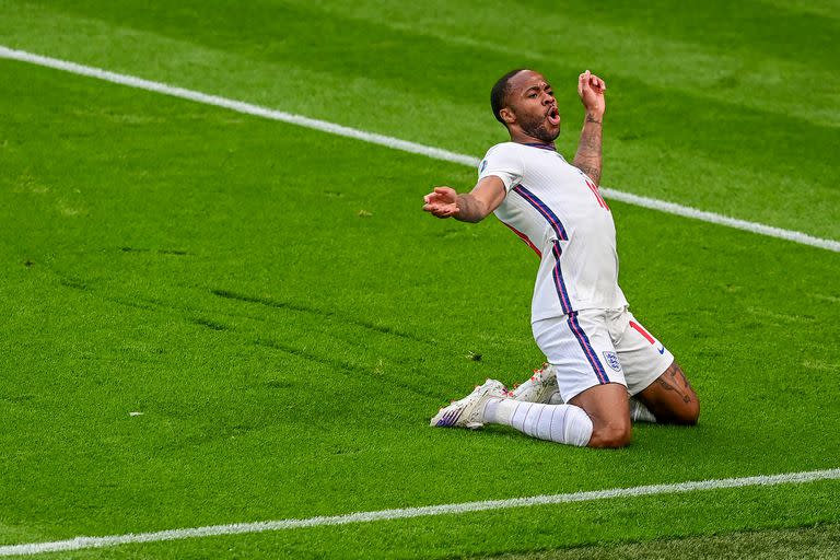 Raheem Sterling, autor del gol del triunfo de Inglaterra ante República Checa; el delantero de Manchester City marcó los dos tantos del seleccionado en la Eurocopa.