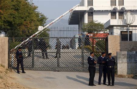 Police officers stand guard at the gate of the Special Court, formed to try former Pakistani president Pervez Musharraf for treason in Islamabad January 1, 2014. REUTERS/Mian Khursheed