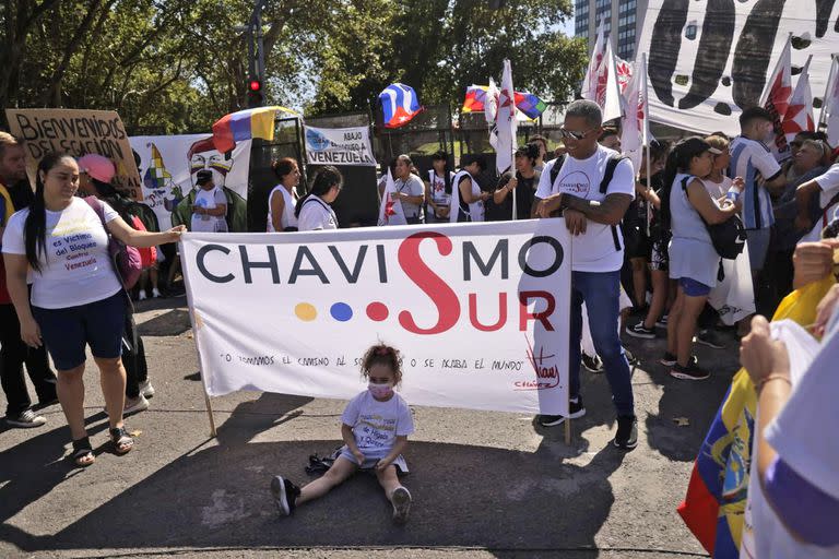 Manifestaciones a favor del gobierno de Venezuela en las afueras del Hotel Sheraton donde se desarrolla la Cumbre de la CELAC