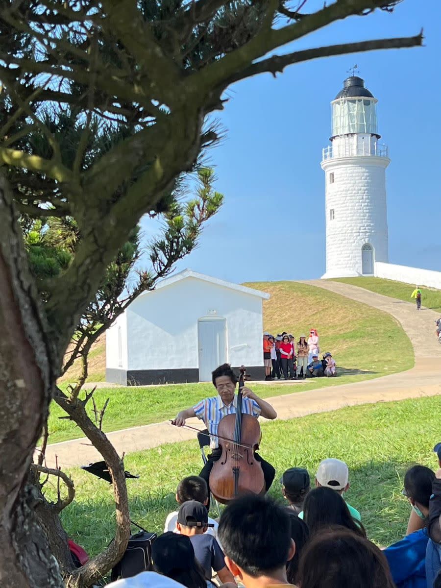 東莒國小和西莒敬恆國中小師生今天在東莒燈塔前欣賞音樂會。（圖：張正傑臉書）