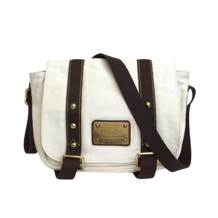 <p><a href="https://luxedujour.ca/home/products/louis-vuitton-antigua-messenger-bag" rel="nofollow noopener" target="_blank" data-ylk="slk:Shop Now;elm:context_link;itc:0;sec:content-canvas" class="link ">Shop Now</a></p><p>Louis Vuitton Antigua Messenger Bag</p><p>luxedujour.ca</p><p>450.00</p>