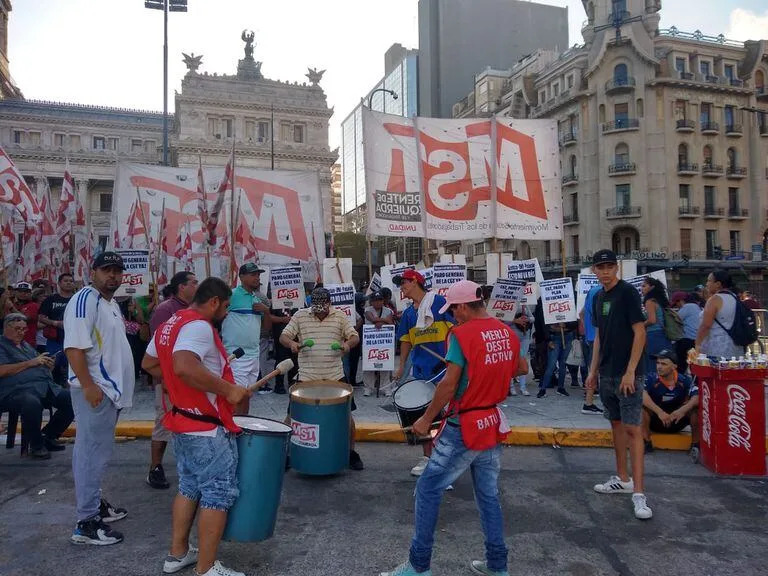 Bombos y redoblantes de organizaciones de izquierda le pusieron sonido a la previa del discurso de Milei en el Congreso