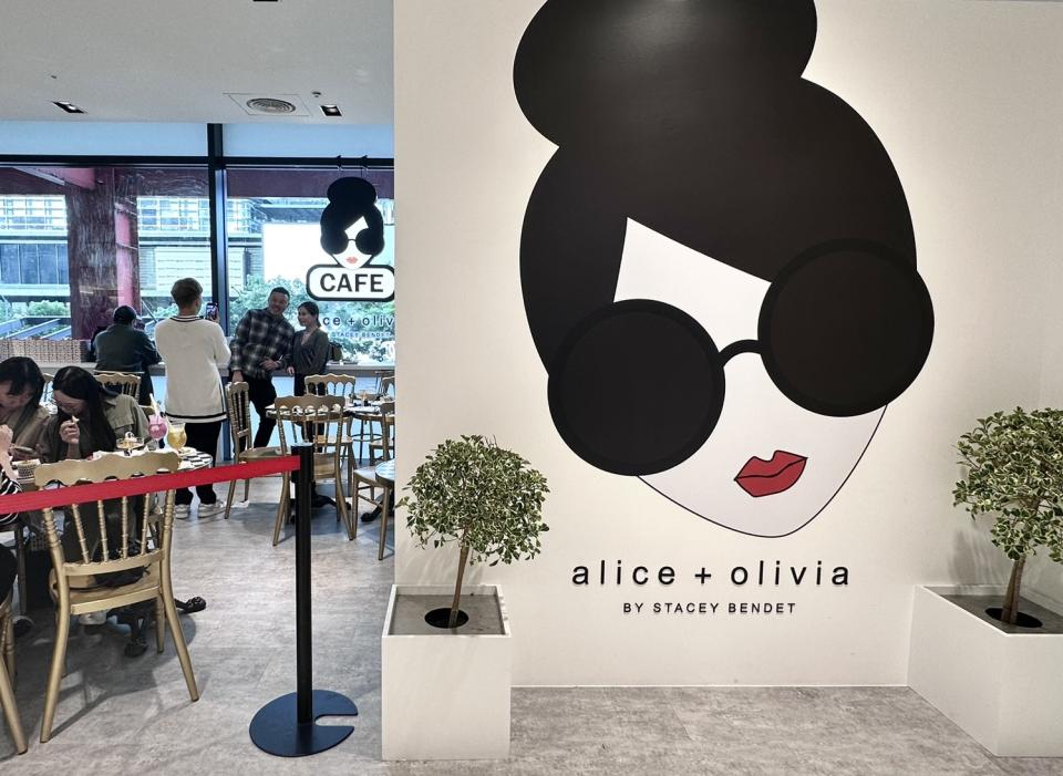 入店前就可看到「alice + olivia café」品牌最具代表性的Stacey娃娃。