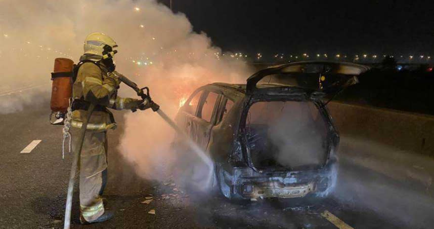 國道1號南下300公里處6日晚間發生自小客起火燃燒意外，幸好車主沒有受傷。（圖／讀者提供）