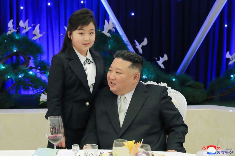 Kim Jong-un, junto a su hija, Kim Ju-ae, en el banquete militar por el 75° aniversario de la fundación del Ejército norcoreano. (KCNA VIA KNS / AFP)