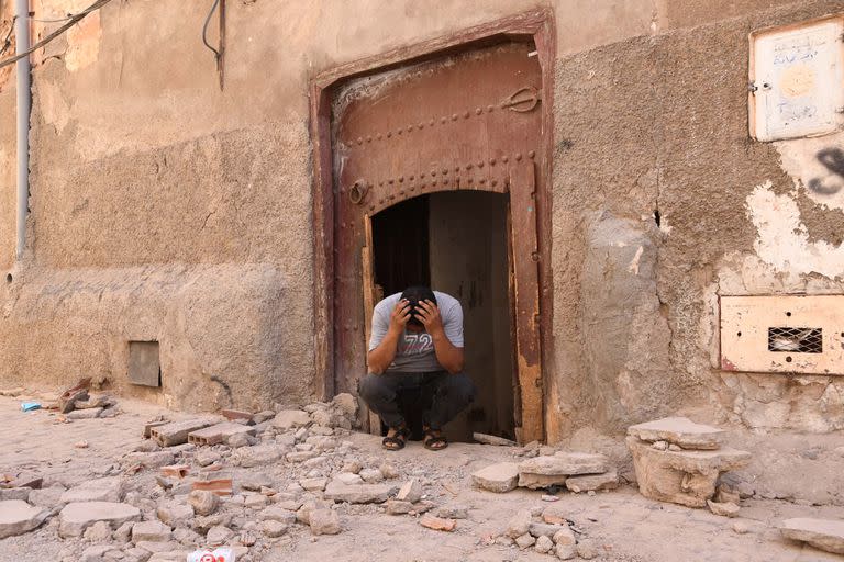 Un hombre es visto afuera de su vivienda dañada luego de un terremoto de magnitud 6,8, en Marrakech, Marruecos, el 9 de septiembre de 2023