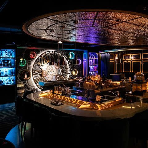 位於臨江街夜市附近的賭場主題酒吧Posino Taipei，每杯酒的視覺效果十足  PHOTO CREDIT: DR.