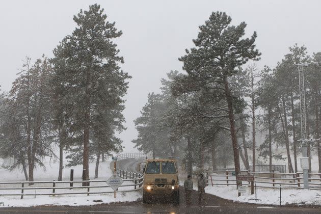 <p>Les membres de la Garde nationale du Colorado surveillent un barrage routier menant à l'incendie de Cameron Peak alors que la neige tombe un jour après que la région a subi des records de chaleur.</p>