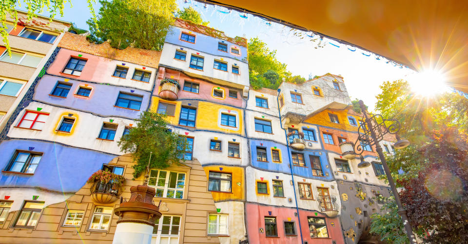 La Casa Hundertwasser es un complejo residencial municipal, construido entre 1983 y 1985, cuenta con 52 viviendas, 4 locales comerciales, 16 terrazas privadas, un jardín de invierno, 3 azoteas comunitarias y 2 áreas de juegos infantiles. (Getty Images)