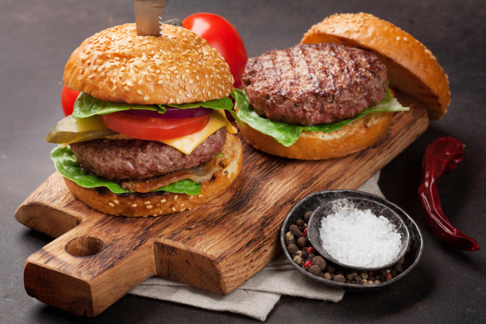 Una hamburguesa casera perfecta que parece sacada de un restaurante