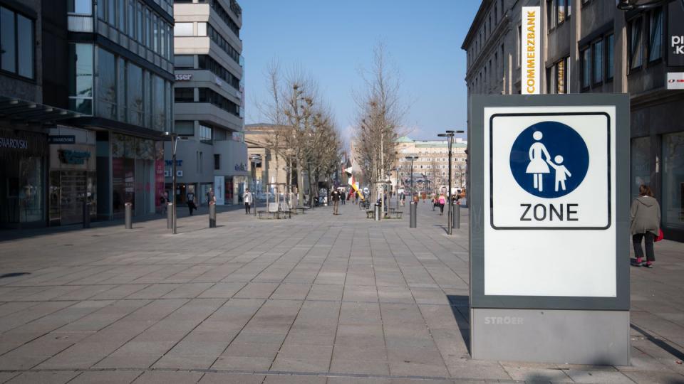 Nur wenigen Menschen sind auf der Einkaufsmeile Königstraße in Stuttgart unterwegs.