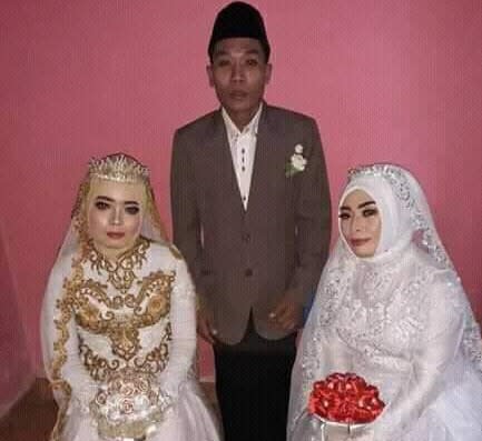 Indonesia citizen Saepul Bahri had been dating his two brides for three months before marrying them. — Picture by Facebook/KomunitasSasak