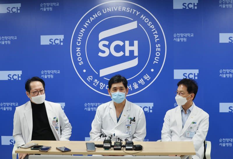 Doctors explain the health condition of Rep. Bae Hyun-jin at Soonchunhyang University Hospital in Seoul on Jan. 25, 2024. The female lawmaker is currently receiving treatment in the emergency room after an unidentified assailant struck her in the back of the head with a rock the size of an adult man's fist earlier in the day in southern Seoul. (Yonhap)