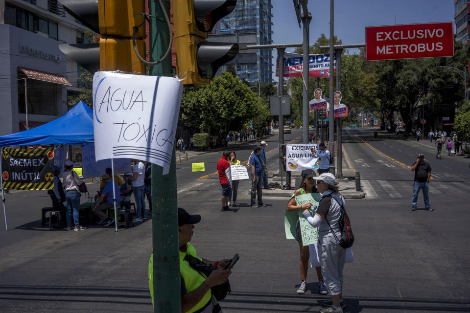 Residentes de la alcaldía Benito Juárez en Ciudad de México cerraron una calle en abril para protestar por la calidad del agua. (César Rodríguez/The New York Times)