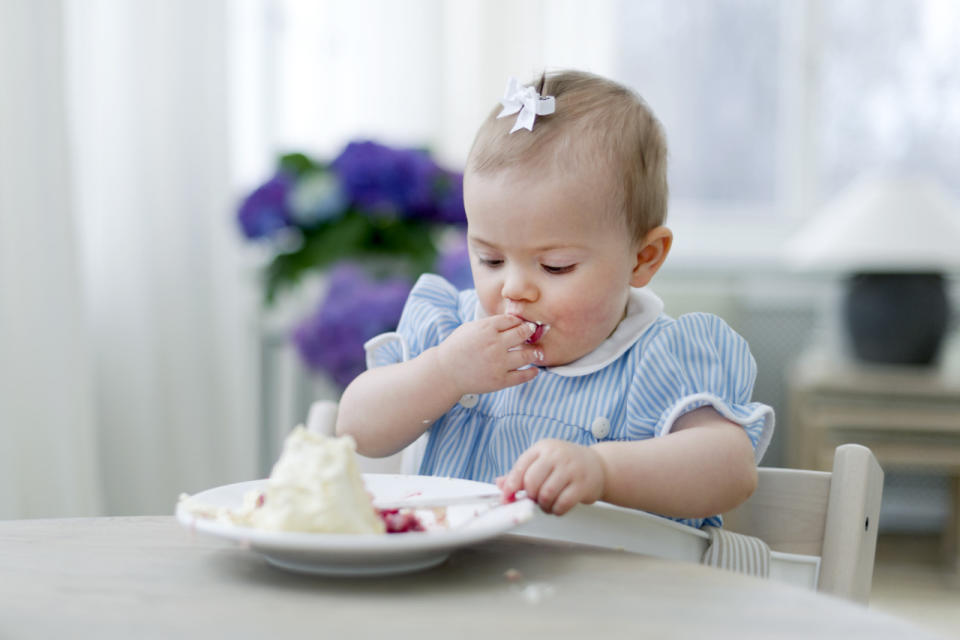 … egal, schmecken tut sie trotzdem. Und am besten, wenn man die Torte mit der Hand isst. Das hellblaue Kleidchen hatte Kronprinzessin Victoria übrigens an ihrem ersten Geburtstag ebenfalls an. Was für eine schöne Tradition, dass es jetzt ihre kleine Tochter trägt.