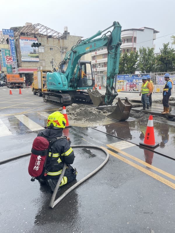 台電屏東施工挖破瓦斯管線 警消馳援 台電公司7日上午在屏東市忠孝國小前施工，不慎挖 破管瓦斯管線，造成瓦斯外洩，警消獲報前往，並通 報瓦斯公司處理及警方前往協助管制建豐路段，目前 已處理完畢、恢復交通。 （消防局提供） 中央社記者李卉婷傳真  113年3月7日 