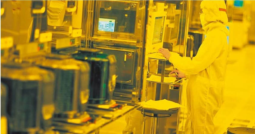 半導體晶片缺貨成為全球產業新常態。圖為台積電12吋晶圓廠房內部生產過程。（圖／台積電提供）