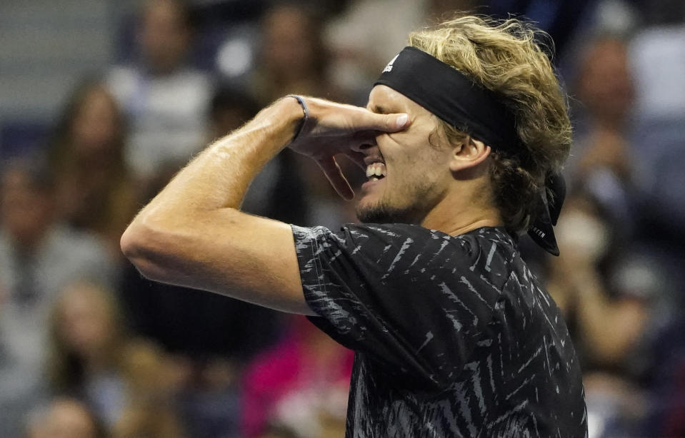 El alemán Alexander Zverev se lamenta tras perder un punto ante el serbio Novak Djokovic en la semifinal del US Open, el viernes 10 de septiembre de 2021 (AP Foto/Elise Amendola)