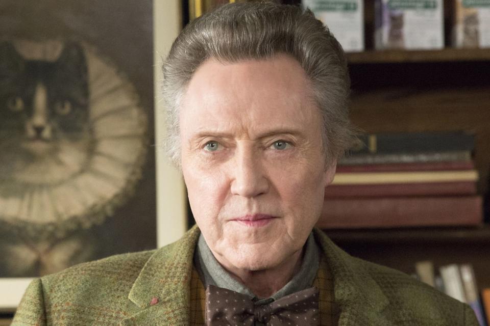 In "Voll verkatert" (Szenenfoto) spielte er einen schrulligen Katzenverkäufer, im echten Leben weiß Christopher Walken sogar mit größeren Miezen umzugehen: Denn eine solide Ausbildung ist das nicht - aber seine einstige Beschäftigung als Löwenbändiger ist einfach zu cool, um sie nicht zu erwähnen. (Bild: Universum / Takashi Seida / Europacorp)