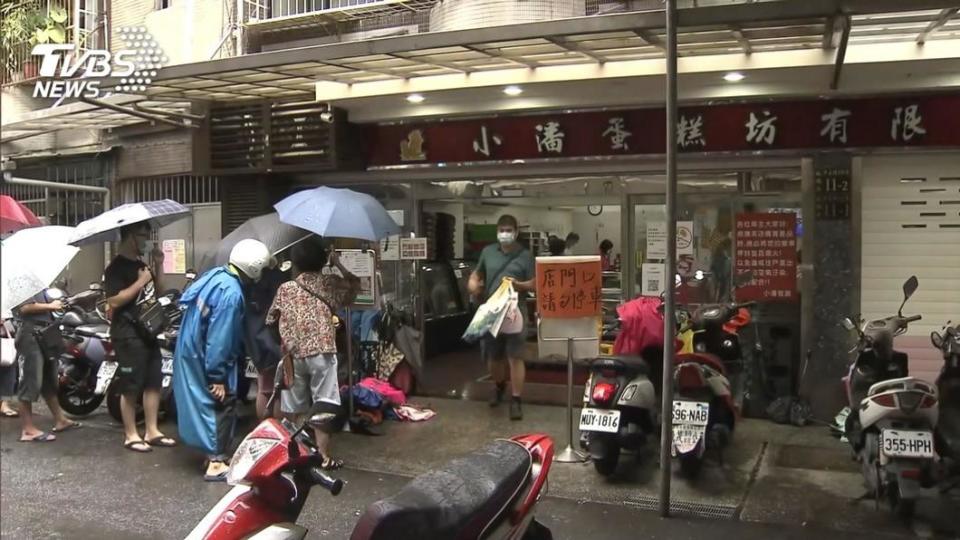 小潘店糕坊每年中秋節都大排長龍。（圖／ＴＶＢＳ）