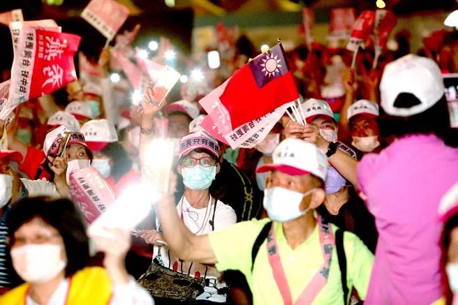 國民黨台中市長候選人盧秀燕回防北屯區大本營，在太原夜市舉辦「市長只有媽媽好」選前之夜造勢活動，現場湧入近兩萬人潮。（鄭任南攝）