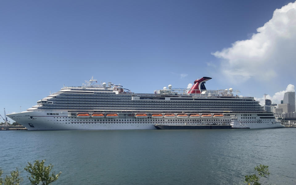 Le bateau de croisière Carnival Horizon est amarré dans le port de Miami le 1er août 2021. (Photo de Daniel SLIM / AFP) (Photo de DANIEL SLIM/AFP via Getty Images)