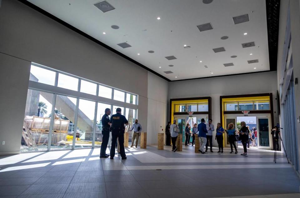 La entrada a la estación de Brightline en Aventura.