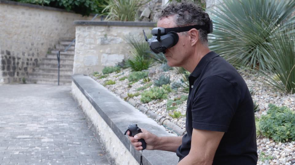 The Neo can be piloted in FPV mode using the Goggles 3 and RC Motion 3 controller