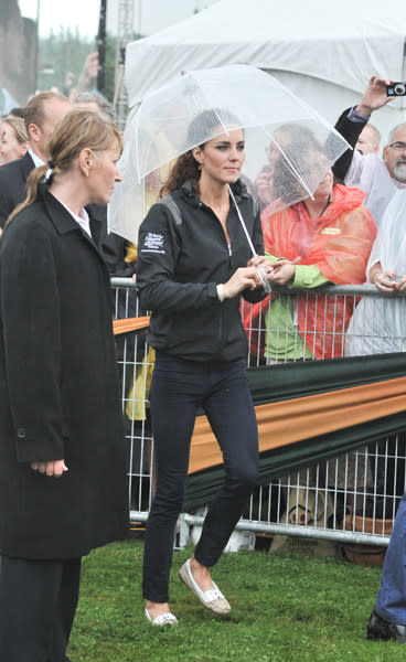 Para los días menos formales, Kate Middleton deja de lado el trench y se inclina por una sombrilla transparente que le permité, así, ver la lluvia caer.