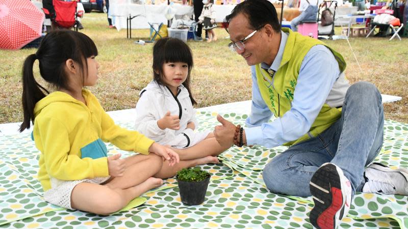 彰化市香山步道東方公園　細雨中草地野餐看表演