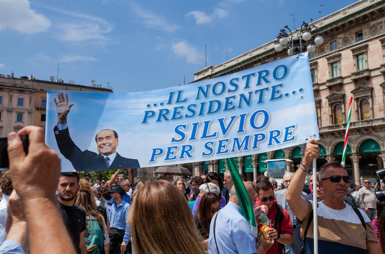 Miles de personas acudieron a despedir a Silvio Berlusconi durante su funeral, celebrado en la catedral de Milán el 14 de junio de 2023. <a href="https://www.shutterstock.com/es/image-photo/milan-italy-june-14-2023-large-2317565449" rel="nofollow noopener" target="_blank" data-ylk="slk:Ruggiero Scardigno / Shutterstock;elm:context_link;itc:0;sec:content-canvas" class="link ">Ruggiero Scardigno / Shutterstock</a>