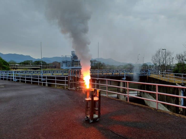 ▲把握鋒面通過台灣，水利署持續進行人工增雨作業。圖為仁義潭11點施放作業。（圖／水利署提供）