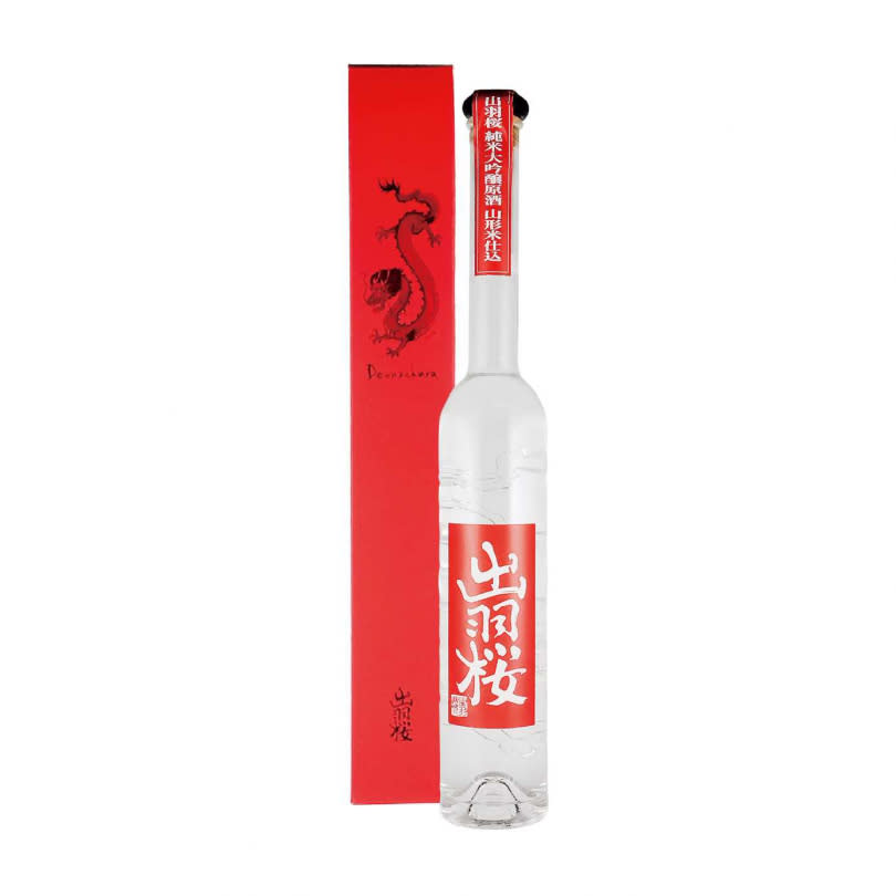 「出羽櫻純米大吟釀原酒 龍年限定版」是一種珍貴的日本清酒，味道芳醇濃郁，龍年限定版包裝以紅色紙盒佐以水墨畫龍年圖騰，不僅值得收藏也是送禮首選。