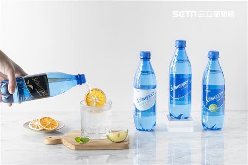 「Schweppes舒味思」推出全新伯爵紅茶風味氣泡水（圖／太古可口可樂提供）