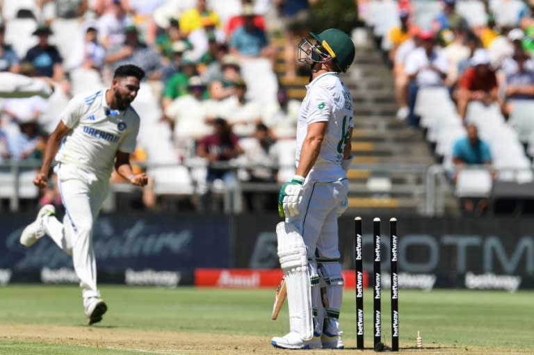 South African captain Dean Elgar (R) was one of six victims for India's Mohammed Siraj (Rodger Bosch)