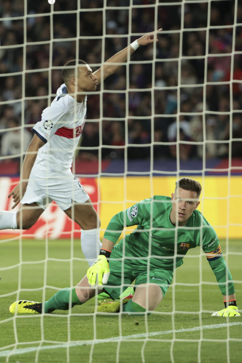 BARCELONA, SPAIN - APRIL 16: Kylian Mbappe verwandelt gegen Marc-Andre ter Stegen einen Elfmeter (Photo by Jean Catuffe/Getty Images)