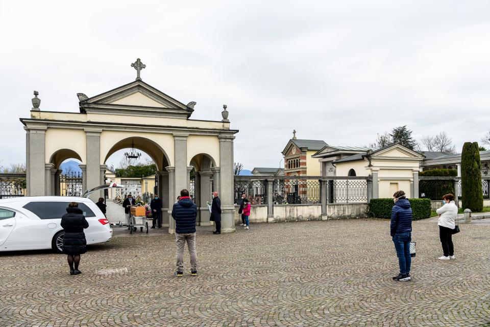 Varios parientes y familiares cercanos de una persona fallecida asisten a un funeral manteniendo las medidas de seguridad para evitar los contagios por coronavirus. (PIERO CRUCIATTI/AFP via Getty Images)