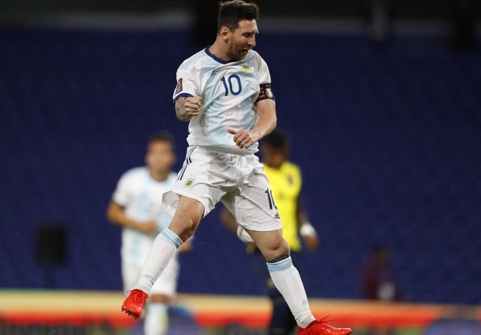 El delantero argentino Lionel Messi celebra tras anotar de penal el primer gol de su equipo en el partido contra Ecuador por las eliminatorias del Mundial, el jueves 8 de octubre de 2020, en Buenos Aires.(Agustín Marcarián/Pool vía AP)