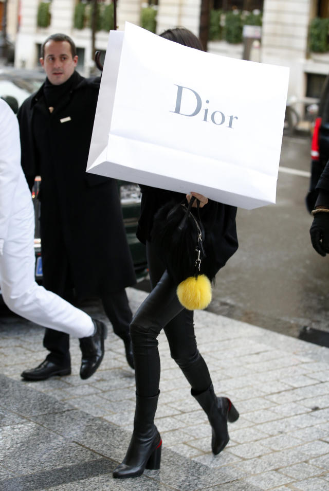 Only A Top Model Would Use A Dior Bag To Hide From The Paparazzi