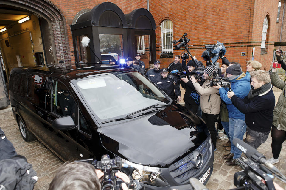 <p>Journalisten und Fotografen warten vor der Justizvollzugsanstalt Neumünster, wo der katalanische Ex-Präsident Carles Puigdemont festgehalten wird. Die deutsche Polizei hat den Politiker, der seit dem gescheiterten Unabhängigkeitsreferendum in Katalonien im belgischen Exil lebt, auf einer Autobahn in Schleswig-Holstein gestoppt, als dieser mit seinem Wagen von Dänemark über Deutschland nach Belgien zurückkehren wollte. Gegen Puigdemont liegt seit wenigen Tagen ein europäischer Haftbefehl vor. (Bild: Frank Molter/dpa via AP) </p>