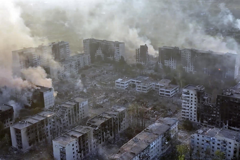 Esta imagen tomada de un video difundida por la Brigada de Asalto Luit, una unidad militar de la Fuerza de Operaciones Especiales de Ucrania, muestra los daños causados al poblado de Vovchansk, Ucrania, durante un bombardeo de las fuerzas rusas, el 28 de mayo de 2024. (Brigada de Asalto Luit vía AP)