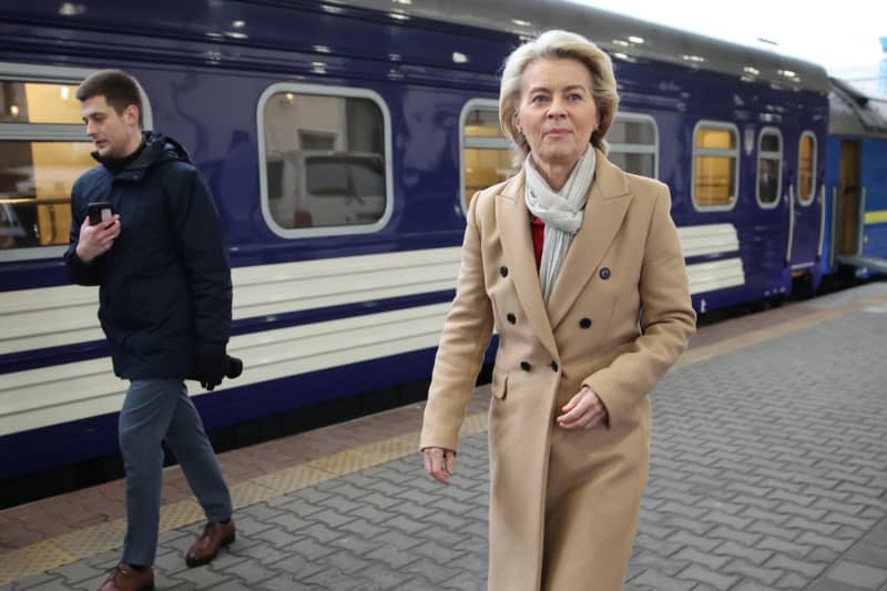 European Commission President Ursula von der Leyen (R) arrives at Railways station in Kiev. Von der Leyen visits Ukraine on the second anniversary of the start of the conflict with Russia. -/European Commission/dpa