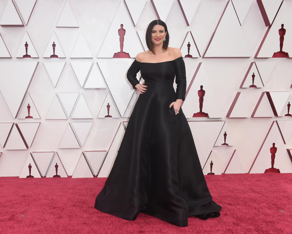 <p>La italiana Laura Pausini no iba a dejar pasar su primera nominación al Óscar, así que optó por un vestido clásico negro descubierto de los hombros pero con una perfecta caída. No extrañaría nada que el vestido fuese un Valentino, su casa diseñadora favorita. Pero no hay que creerse la "sencillez" de Pausini, porque su mejor accesorio lo llevaba en los aretes de diamantes rematados con una esmeralda gigante. (Getty Images)</p> 